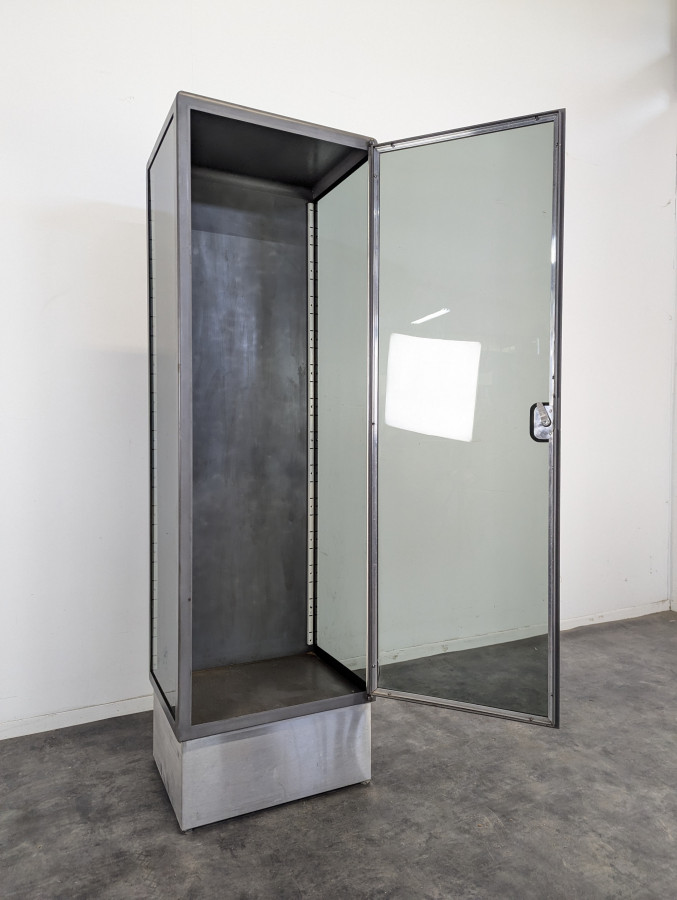 Vitrine industrielle en métal patinée