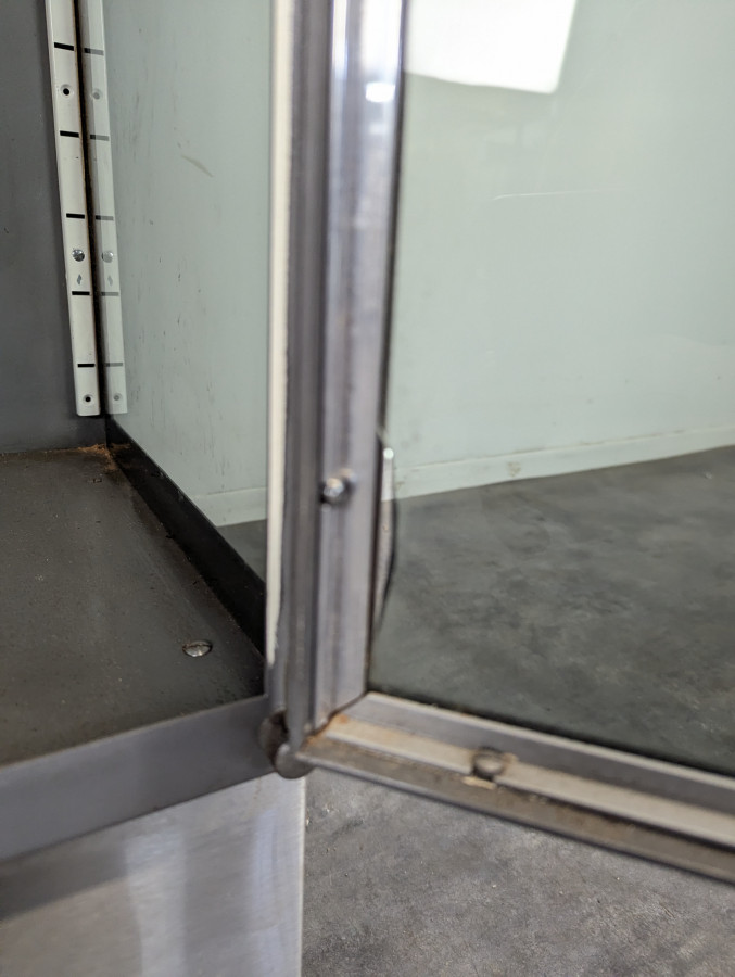 Vitrine industrielle en métal patinée