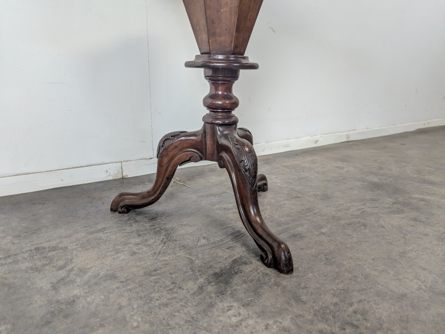 Table travailleuse anglaise en noyer