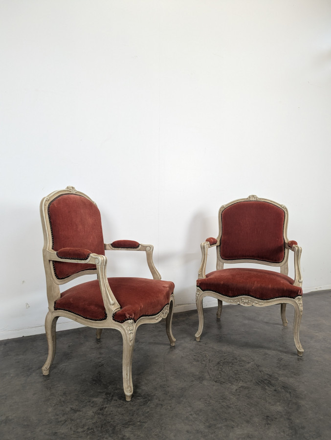 Paire de fauteuils cabriolets rouges de style Louis XV