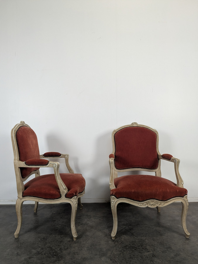 Paire de fauteuils cabriolets rouges de style Louis XV