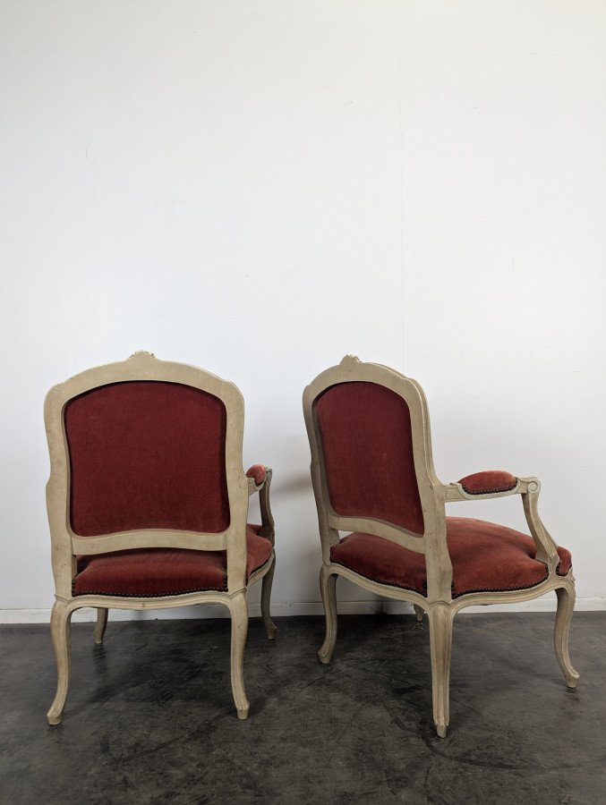 Paire de fauteuils cabriolets rouges de style Louis XV