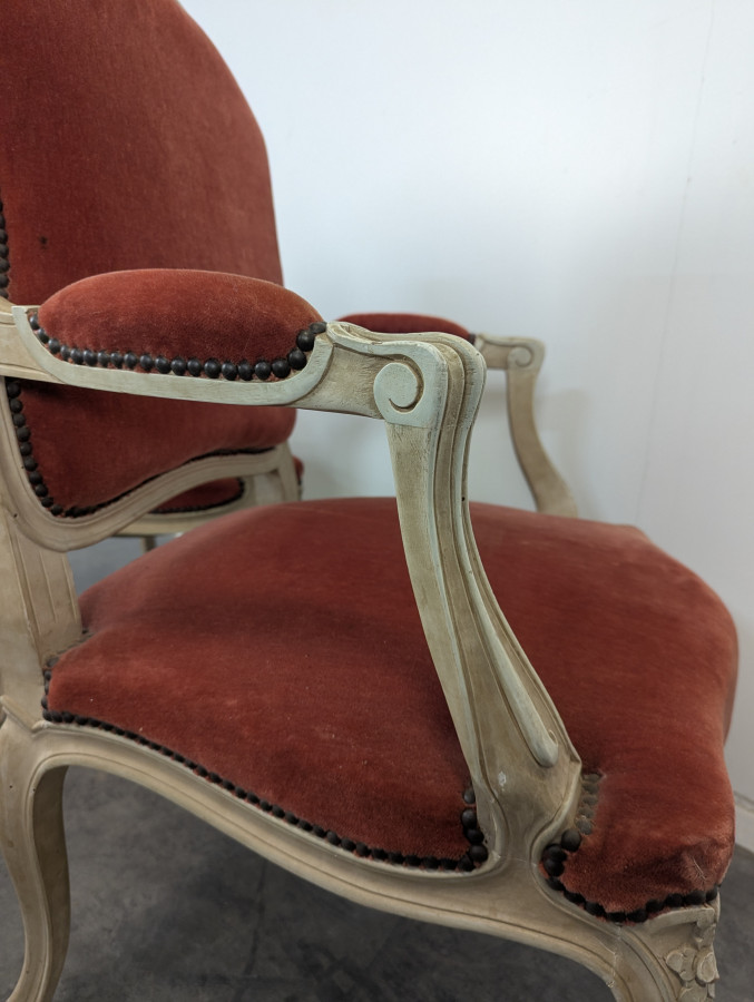 Paire de fauteuils cabriolets rouges de style Louis XV