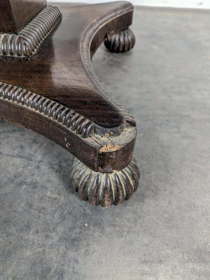 Table guéridon anglais à plateau basculant en acajou fin XIX ème