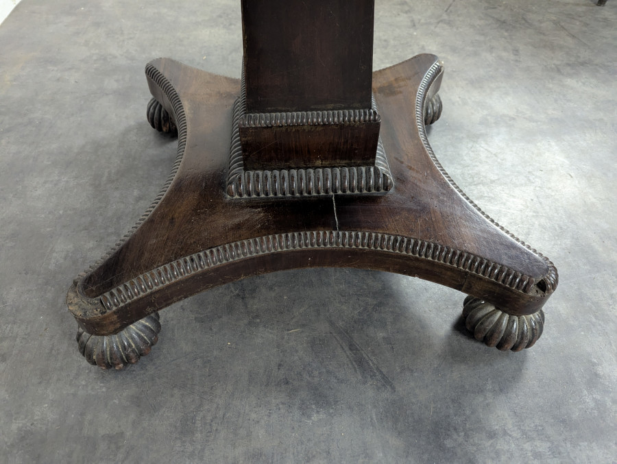 Table guéridon anglais à plateau basculant en acajou fin XIX ème