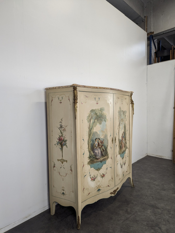 Armoire de style Louis XV a décors de scènes galantes