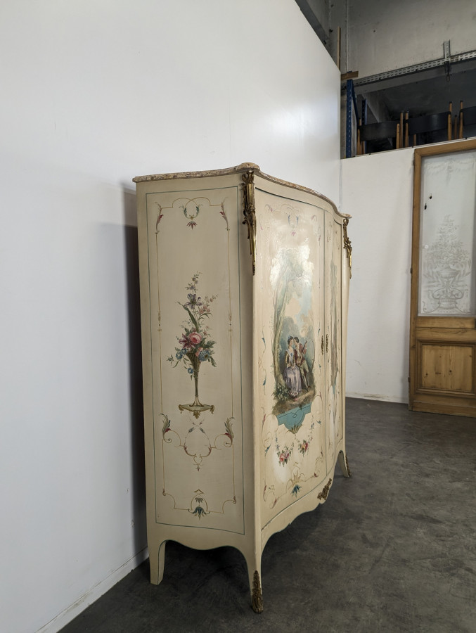 Armoire de style Louis XV a décors de scènes galantes