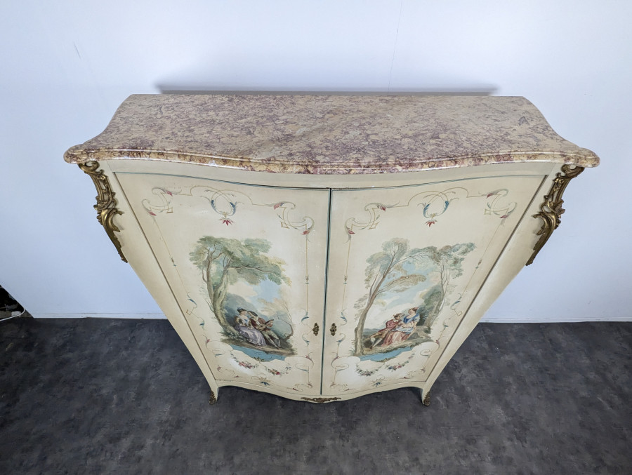 Armoire de style Louis XV a décors de scènes galantes