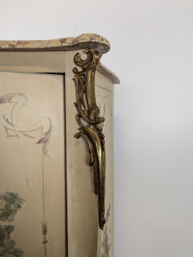 Armoire de style Louis XV a décors de scènes galantes