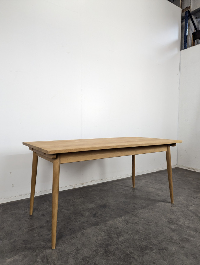 Table de style scandinave en hêtre