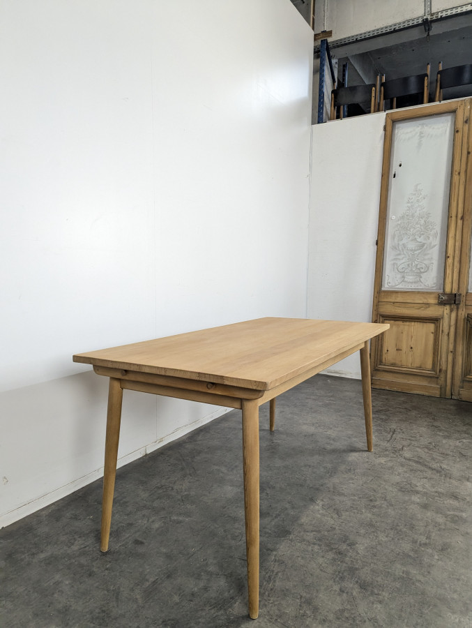 Table de style scandinave en hêtre