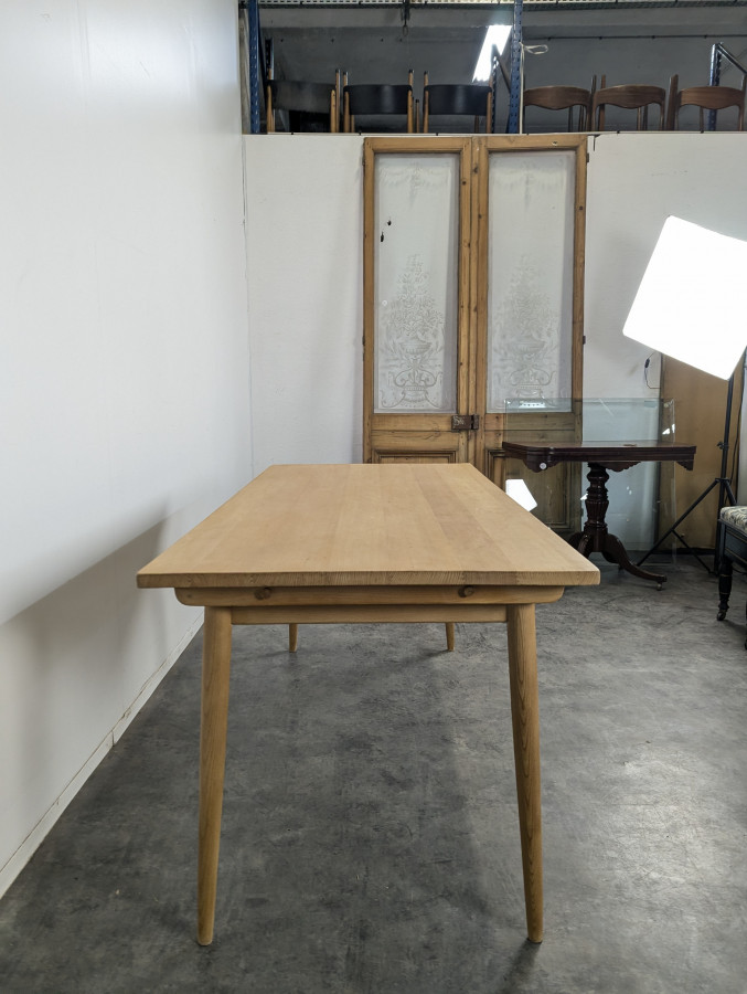 Table de style scandinave en hêtre