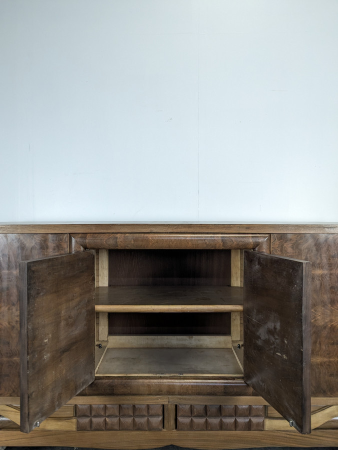 Enfilade brutaliste à pointes de diamant