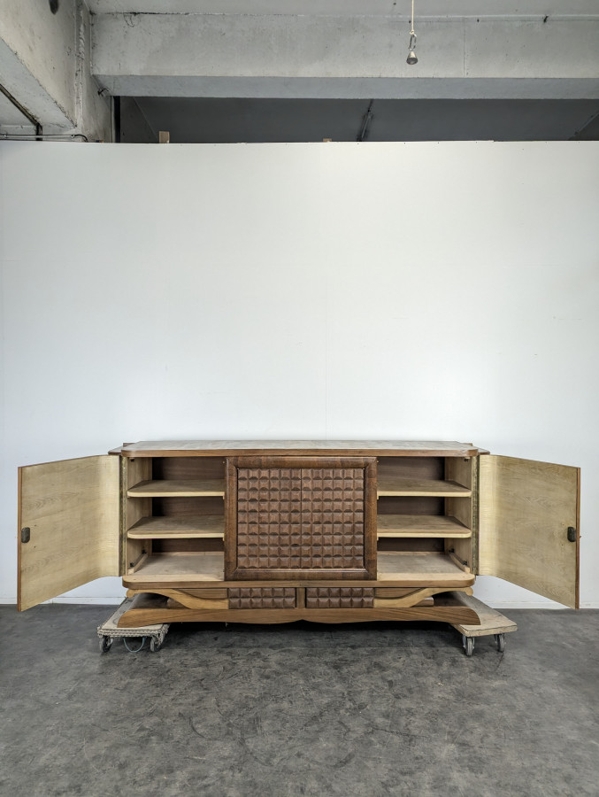 Enfilade brutaliste à pointes de diamant