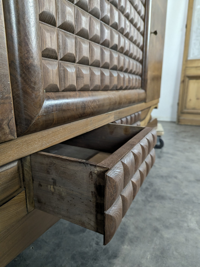 Enfilade brutaliste à pointes de diamant
