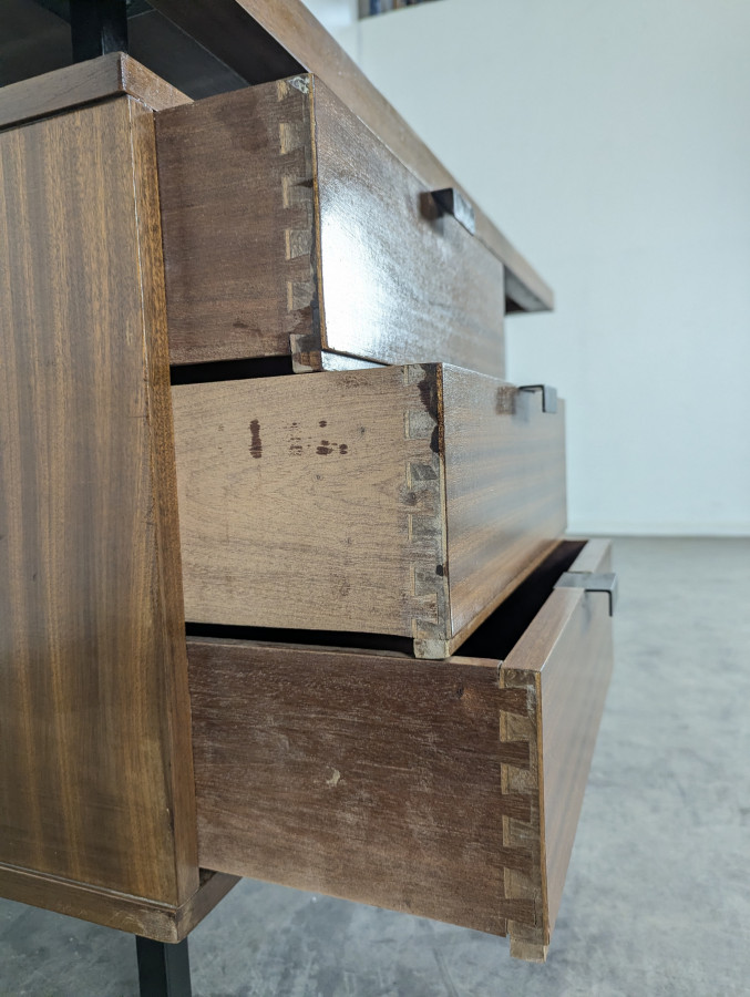 Bureau à caisson de Jacques Hitier édité par Charron