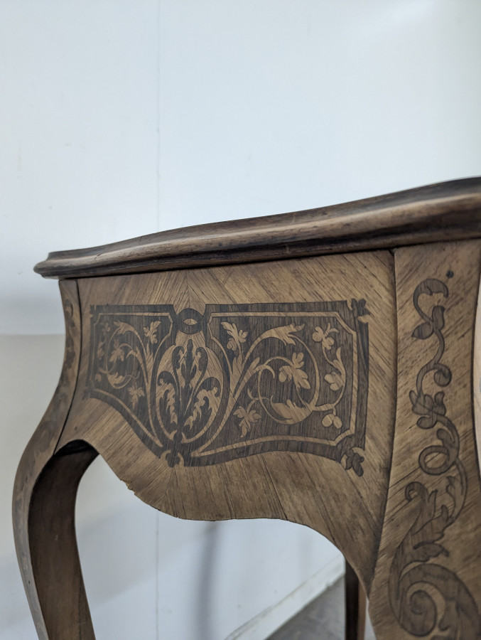Table travailleuse en marqueterie de bois de rose