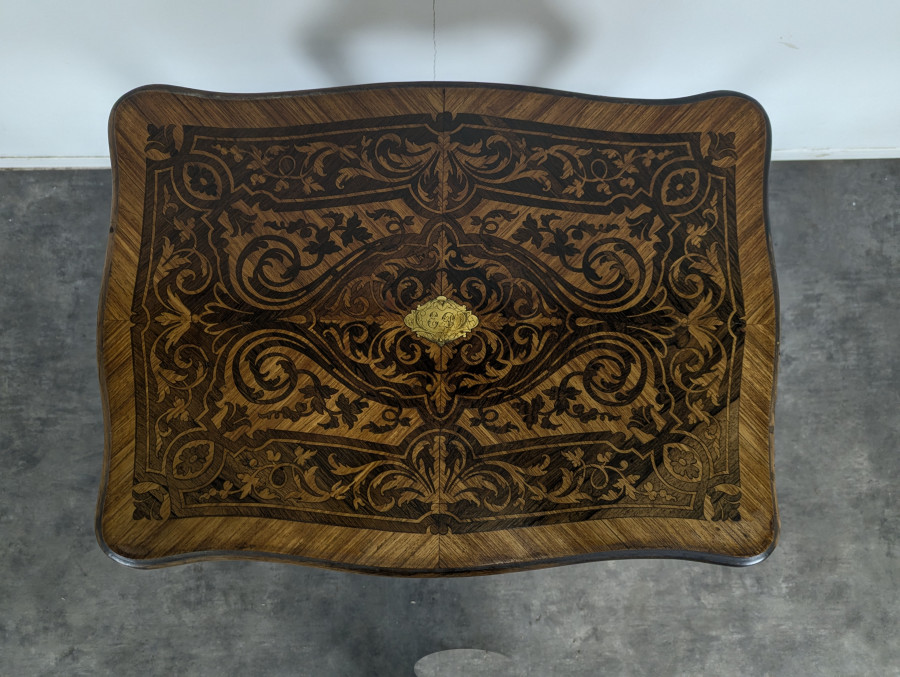 Table travailleuse en marqueterie de bois de rose