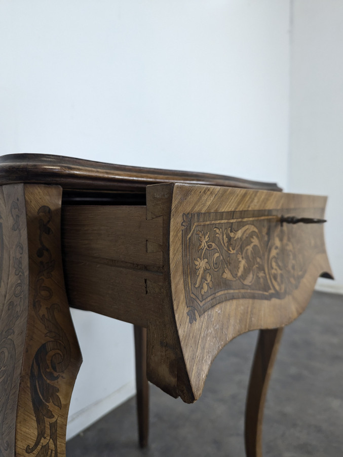 Table travailleuse en marqueterie de bois de rose