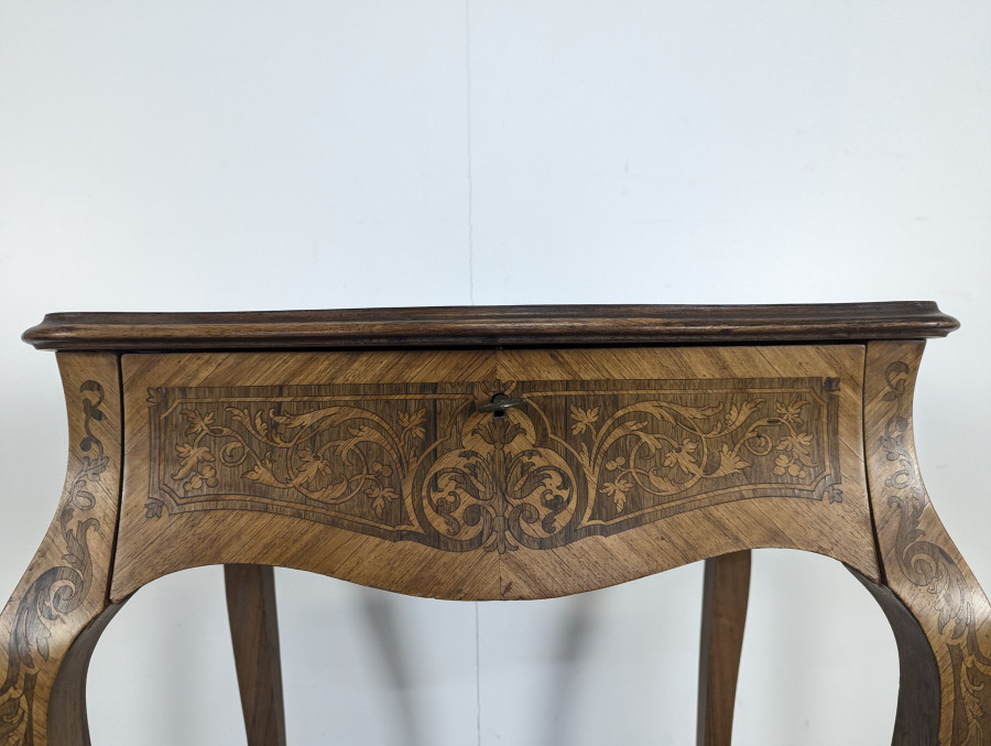 Table travailleuse en marqueterie de bois de rose