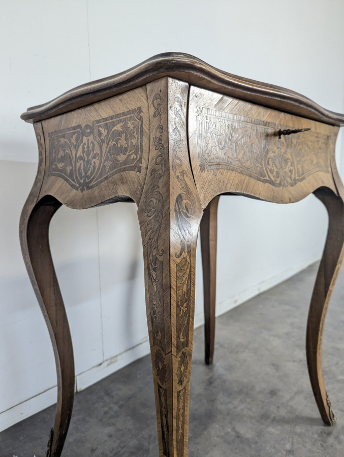 Table travailleuse en marqueterie de bois de rose