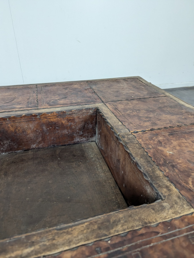 Table bar gainée de cuir