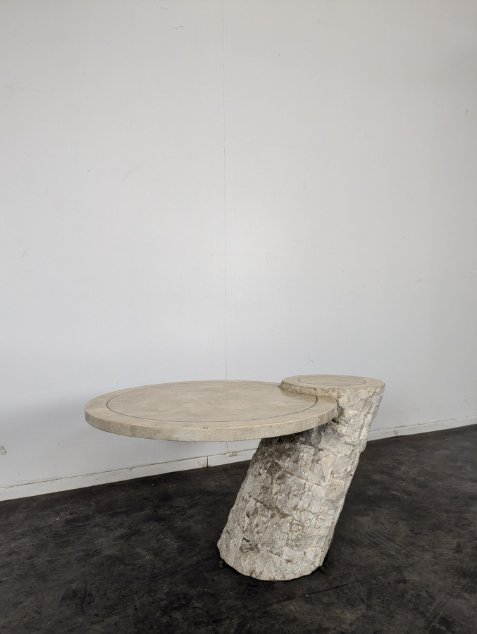 Table d'appoint en imitation de pierre tesselée