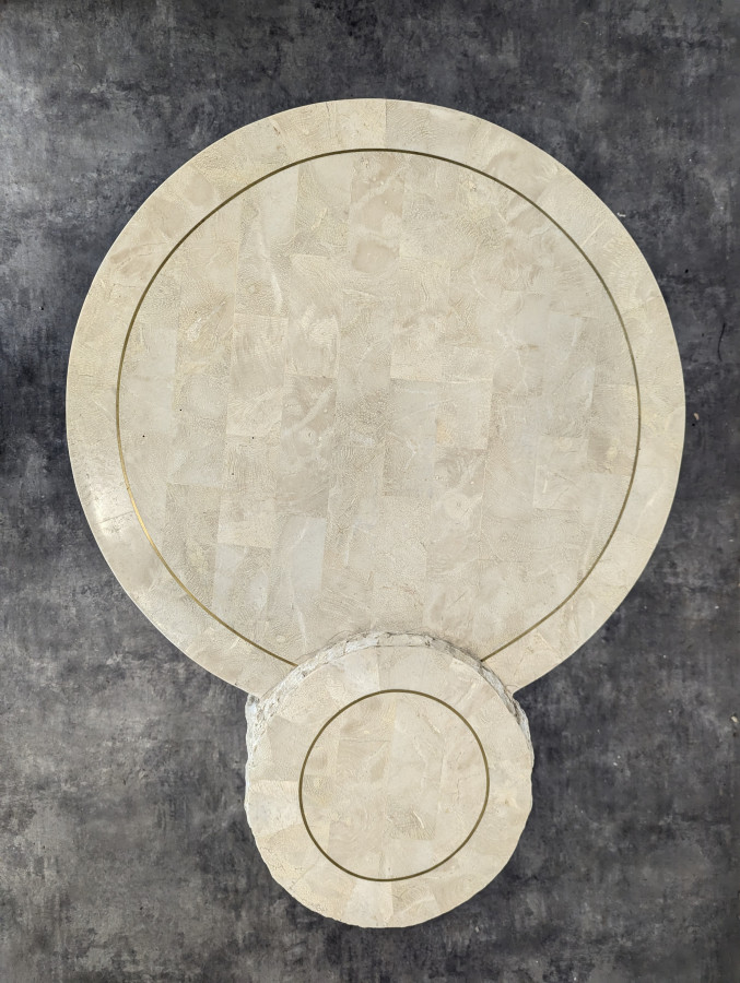 Table d'appoint en imitation de pierre tesselée