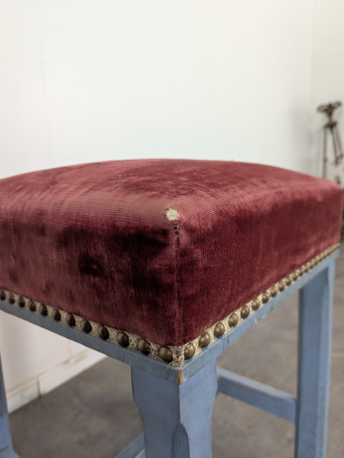 Tabouret réchampi recouvert d'un velours lit de vin
