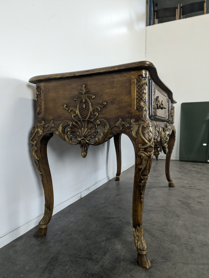 Table console de style régence en noyer début XXème