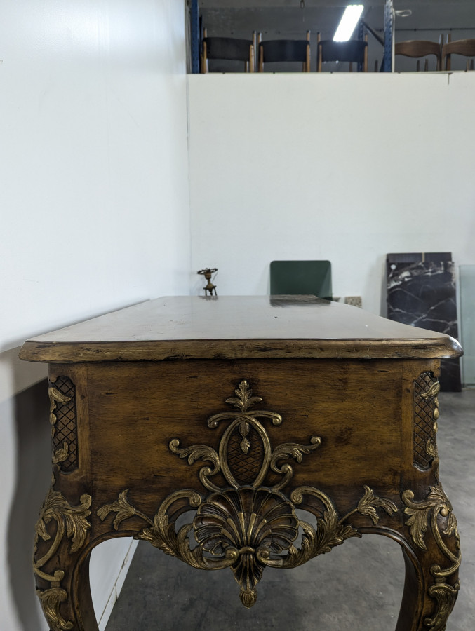 Table console de style régence en noyer début XXème