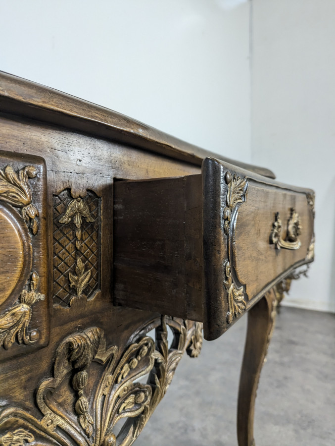 Table console de style régence en noyer début XXème