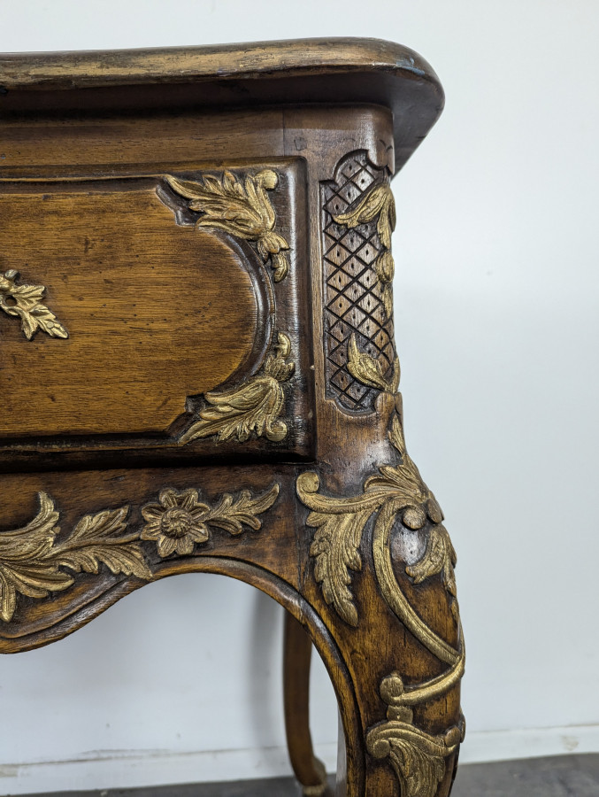Table console de style régence en noyer début XXème