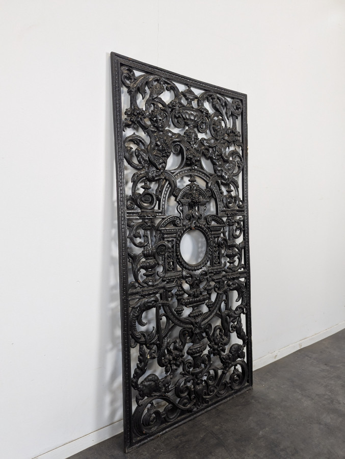 Grille de porte d'entrée à decor de faunes, serpents et écureuils