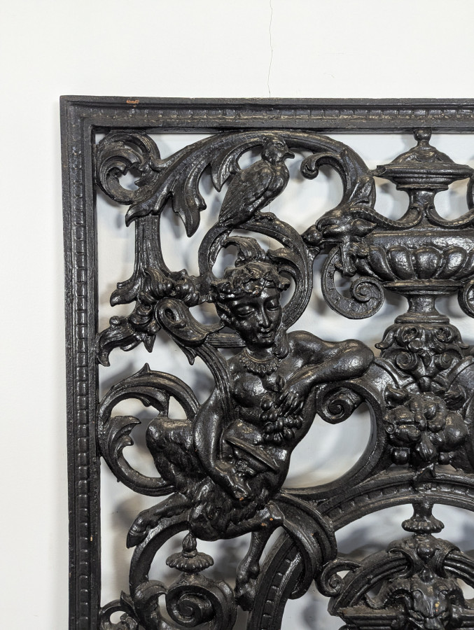 Grille de porte d'entrée à decor de faunes, serpents et écureuils