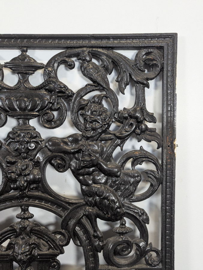 Grille de porte d'entrée à decor de faunes, serpents et écureuils