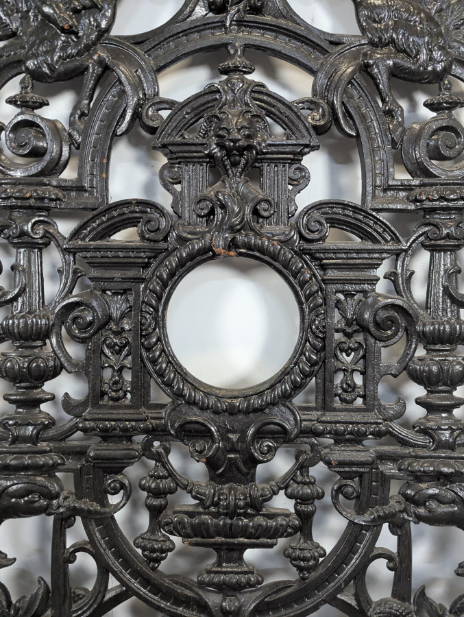 Grille de porte d'entrée à decor de faunes, serpents et écureuils