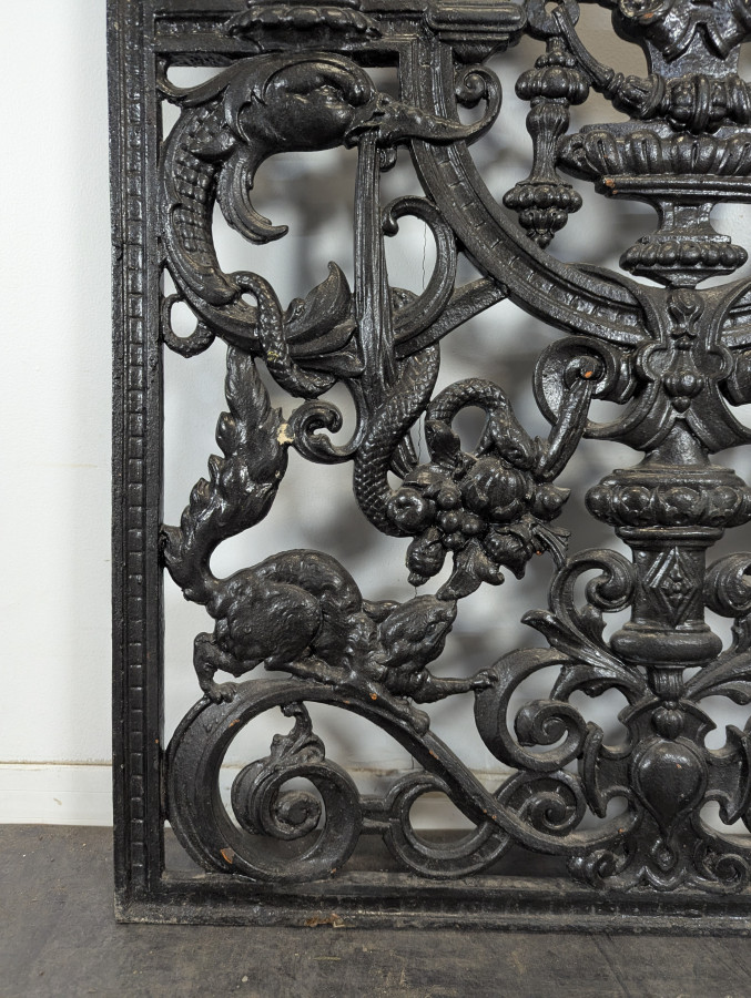 Grille de porte d'entrée à decor de faunes, serpents et écureuils