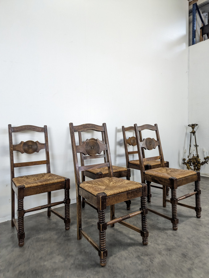 Serie de 5 chaises brutalistes en chêne dans le style de Dudouyt