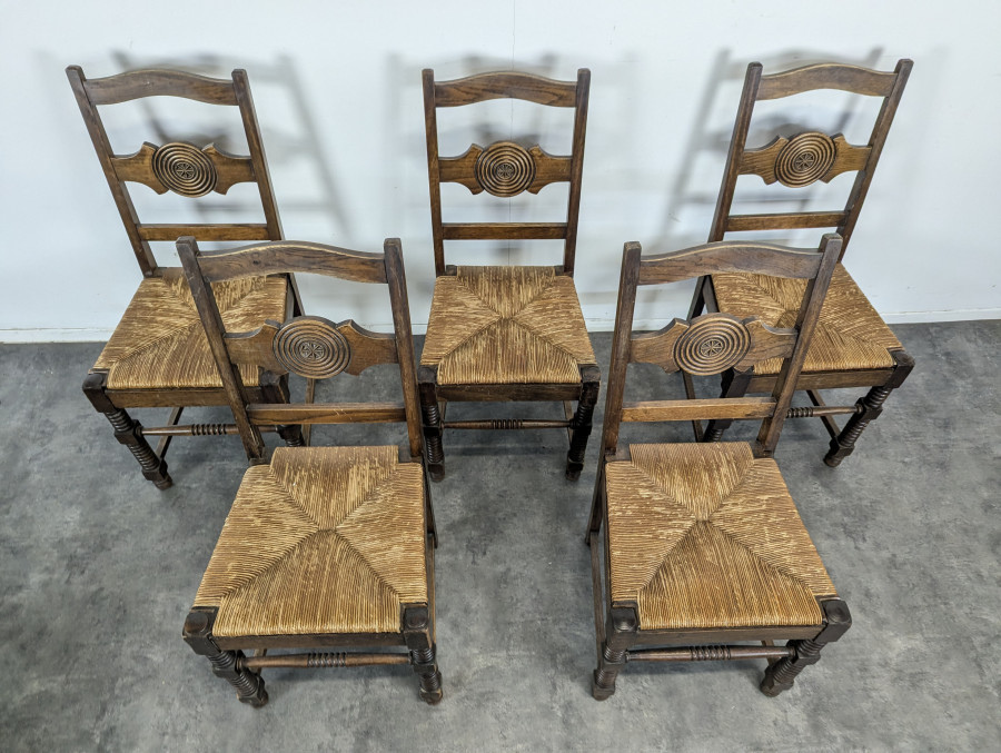 Serie de 5 chaises brutalistes en chêne dans le style de Dudouyt
