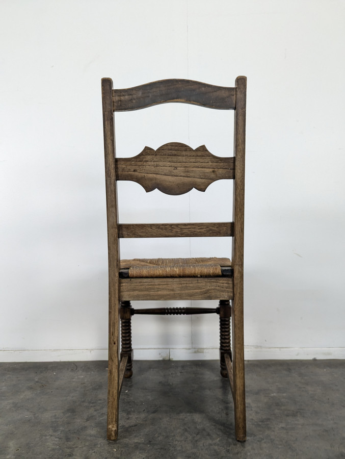 Serie de 5 chaises brutalistes en chêne dans le style de Dudouyt