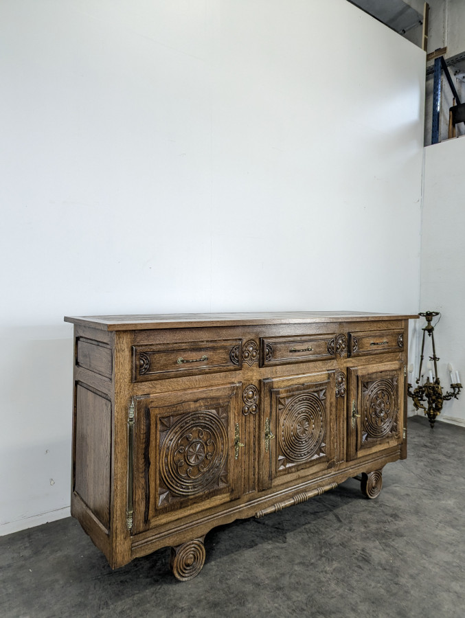 Enfilade brutaliste en chêne