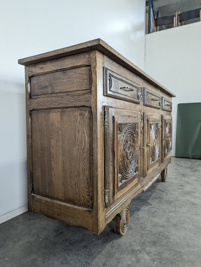 Enfilade brutaliste en chêne