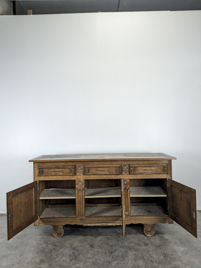 Enfilade brutaliste en chêne