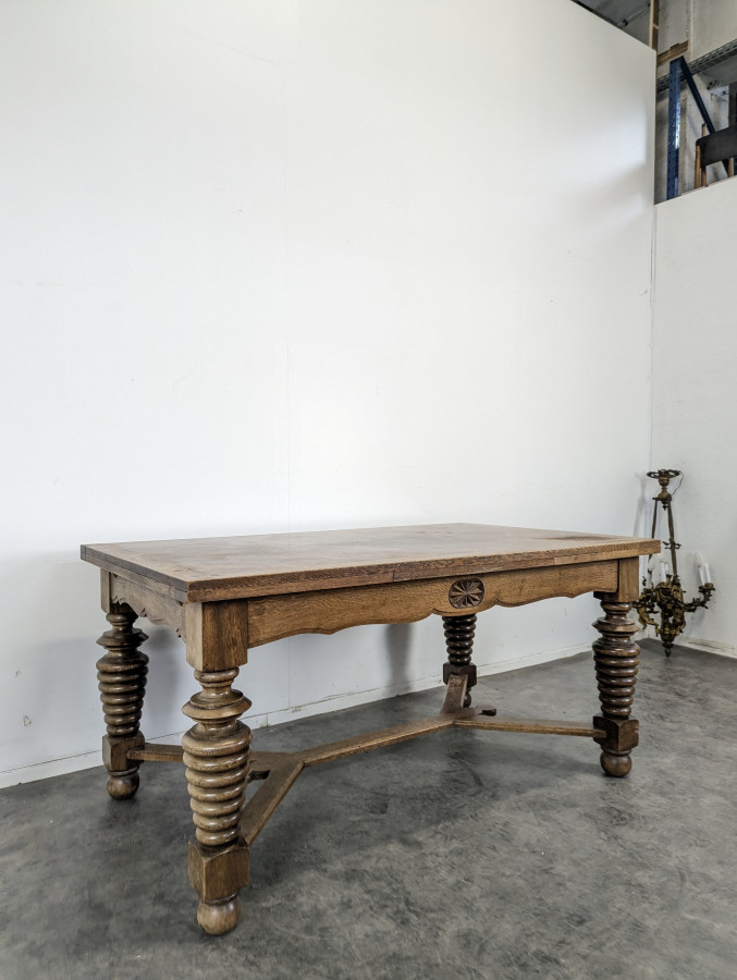 Table brutaliste en chêne allonges à l'italienne