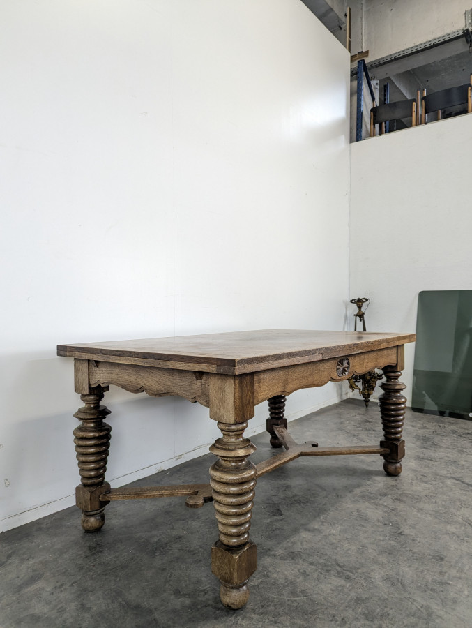 Table brutaliste en chêne allonges à l'italienne