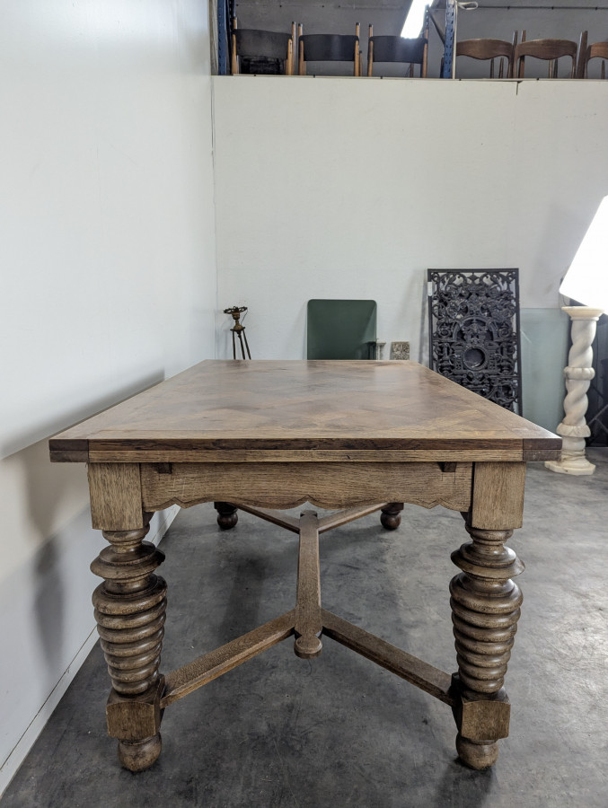 Table brutaliste en chêne allonges à l'italienne