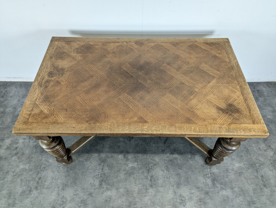 Table brutaliste en chêne allonges à l'italienne