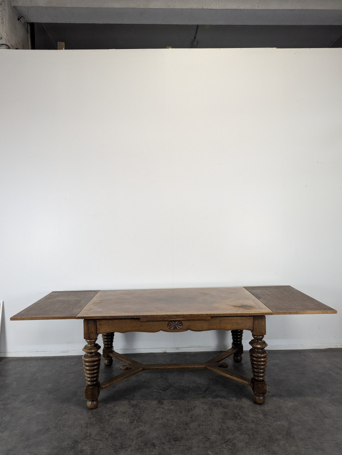 Table brutaliste en chêne allonges à l'italienne