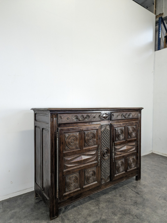 Buffet brutaliste dans l'esprit de Dudouyt